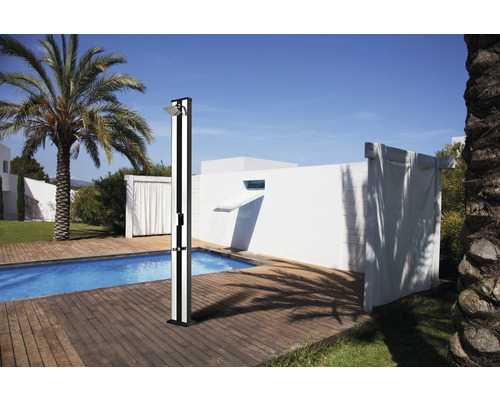 Douche d''extérieur à côté d''une piscine sur une terrasse en bois