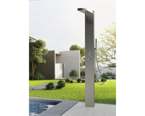 Douche d''extérieur en métal dans un paysage de jardin