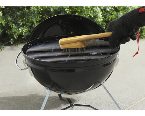 Reinigung eines Kugelgrills mit einer Grillbürste
