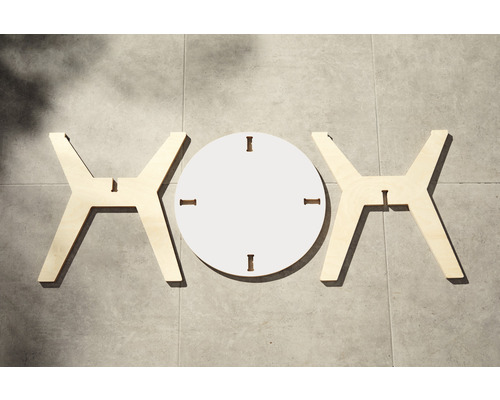 Table ronde démontée avec plateau et deux pieds de table en bois