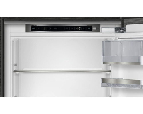 Intérieur du réfrigérateur Siemens avec panneau de commande