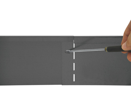 Montage d''élément de clôture métallique avec tournevis