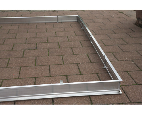 Cadre en aluminium sur pavés