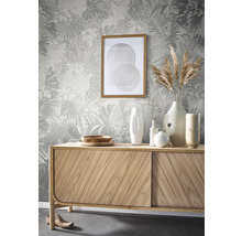 Intérieur avec commode, décoration et papier peint à motifs végétaux