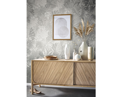 Intérieur avec commode, décoration et papier peint à motifs végétaux