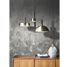 Scène avec trois suspensions au-dessus d''un meuble en bois devant un papier peint à motifs