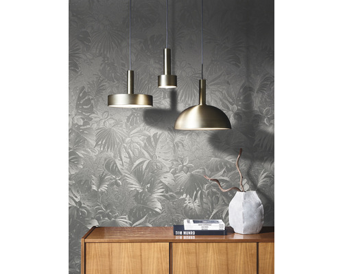 Scène avec trois suspensions au-dessus d''un meuble en bois devant un papier peint à motifs