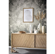 Espace de vie avec papier peint à motifs, commode, image et vases décoratifs