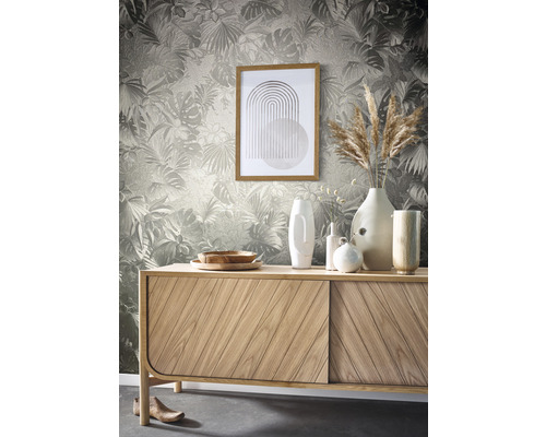 Espace de vie avec papier peint à motifs, commode, image et vases décoratifs