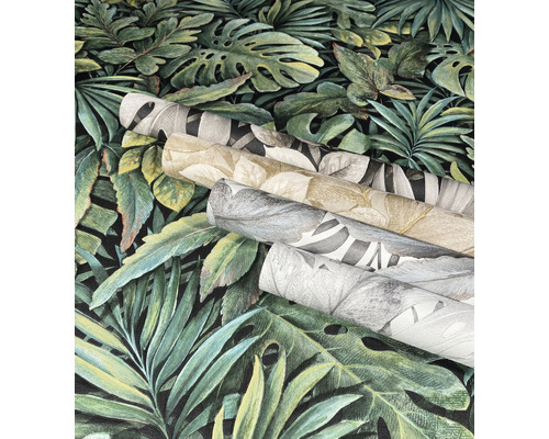 Différents rouleaux de papier peint à motif de feuilles sur fond de feuilles tropicales