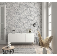 Idée d''aménagement avec commode, lampadaire et papier peint botanique pour pièces à vivre