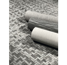 Drei Rollen Teppich auf einem gewebten Untergrund