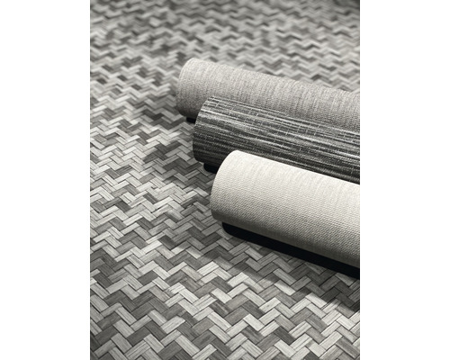 Drei Rollen Teppich auf einem gewebten Untergrund