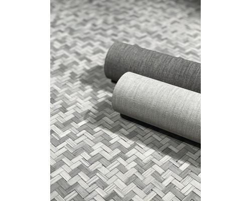 Zwei gerollte Teppiche auf einem gewebten Untergrund