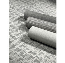 Drei Rollen Teppich auf gewebtem Untergrund