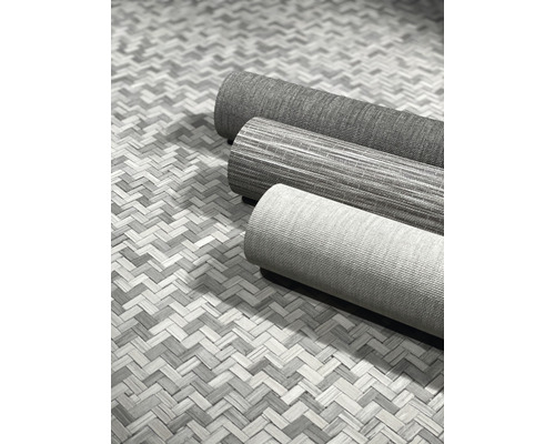 Drei Rollen Teppich auf gewebtem Untergrund