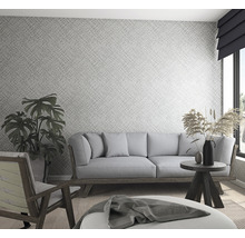 Heller Wohnraum mit gemusterter Tapete, Sofa, Sessel und dekorativen Elementen