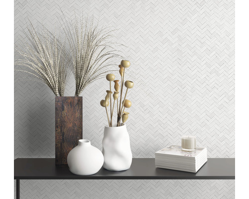 Dekorative Vasen mit Pflanzen auf einer schwarzen Ablage