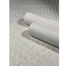 Zwei Rollen textile Bodenbeläge auf einem geflochtenen Untergrund