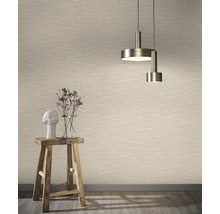 Intérieur avec papier peint à motifs, tabouret et lampe