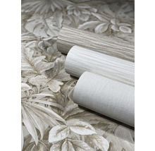 Trois rouleaux de papier peint avec des motifs floraux et rayés