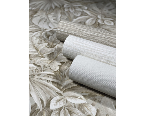 Trois rouleaux de papier peint avec des motifs floraux et rayés