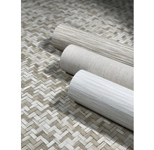 Trois rouleaux de papier peint textile sur un fond tissé