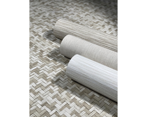Trois rouleaux de papier peint textile sur un fond tissé