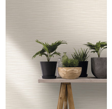 Helle Vliestapete mit horizontalem Streifenmuster im Raum mit Pflanzen auf einem Tisch