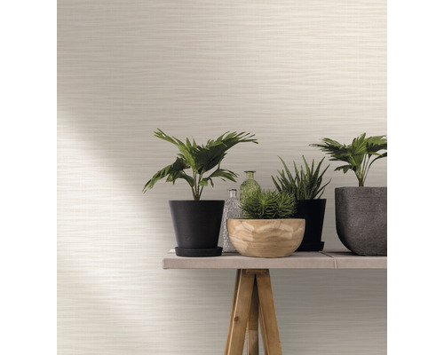 Helle Vliestapete mit horizontalem Streifenmuster im Raum mit Pflanzen auf einem Tisch