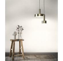 Raumszene mit Tapete, Hocker, Dekoration und Pendelleuchte