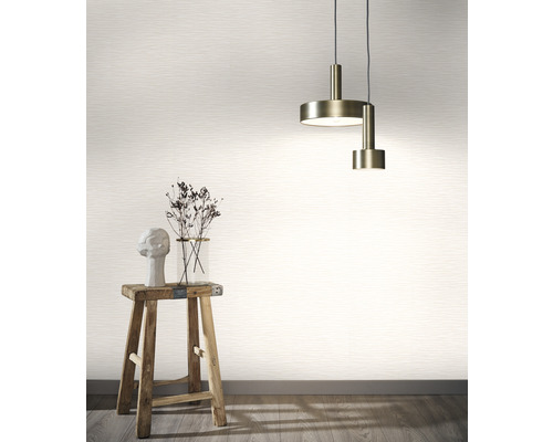 Raumszene mit Tapete, Hocker, Dekoration und Pendelleuchte