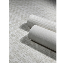 Zwei Rollen Tapeten auf einem Untergrund mit Fischgrätmuster