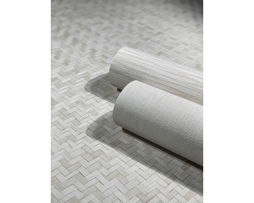 Zwei Rollen Tapeten auf einem Untergrund mit Fischgrätmuster