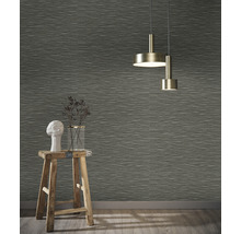 Innenraum mit grauer Struktur Tapete, dekorativem Hocker, Blumenvase und Hängelampe