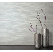 Intérieur avec papier peint à motifs et deux vases argentés avec des branches