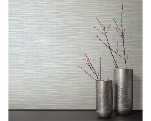 Intérieur avec papier peint à motifs et deux vases argentés avec des branches