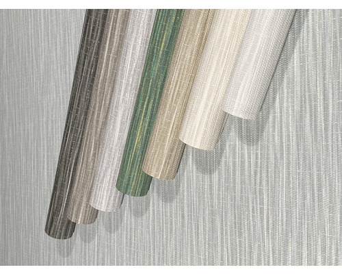 Différents rouleaux de papier peint intissé à rayures.