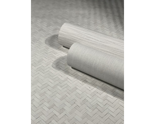 Zwei Rollen textile Bodenbeläge auf einem geflochtenen Untergrund