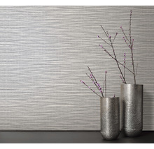 Gros plan d''un mur avec un papier peint à motif horizontal et deux vases