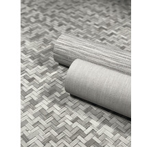 Deux tapis roulés sur un revêtement de sol à chevrons