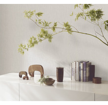 Helle, strukturierte Tapete mit Bücherregal und Dekoration