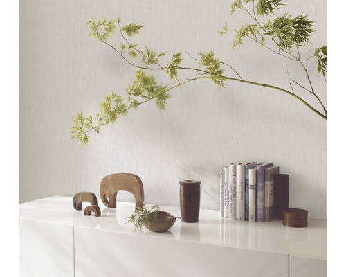 Helle, strukturierte Tapete mit Bücherregal und Dekoration