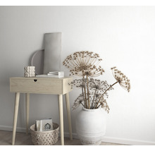 Dekorative Szene mit einem Holztisch, einer Vase mit Trockenblumen und dekorativen Elementen.