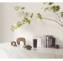 Helles Zimmer mit weißen Möbeln, Dekoration und Zweig