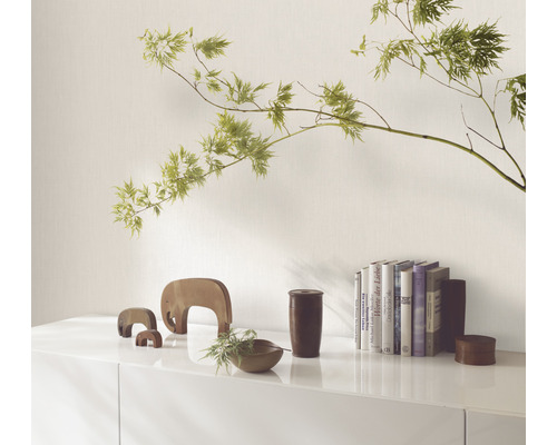 Helles Zimmer mit weißen Möbeln, Dekoration und Zweig