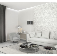 Modernes Wohnzimmer mit Sofa, Sessel, Teppich und Blumentapete