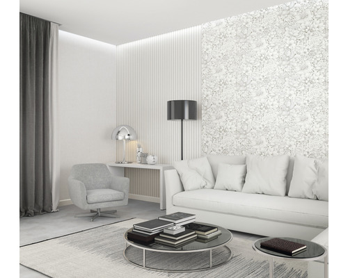 Modernes Wohnzimmer mit Sofa, Sessel, Teppich und Blumentapete