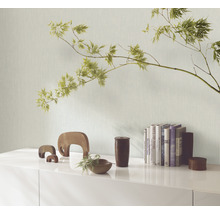 Dekoratives Zimmer mit Tapete, Möbeln und Accessoires