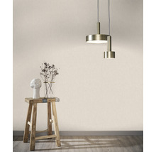 Raumansicht mit Tapete, Hocker, Dekoration und Hängelampe.